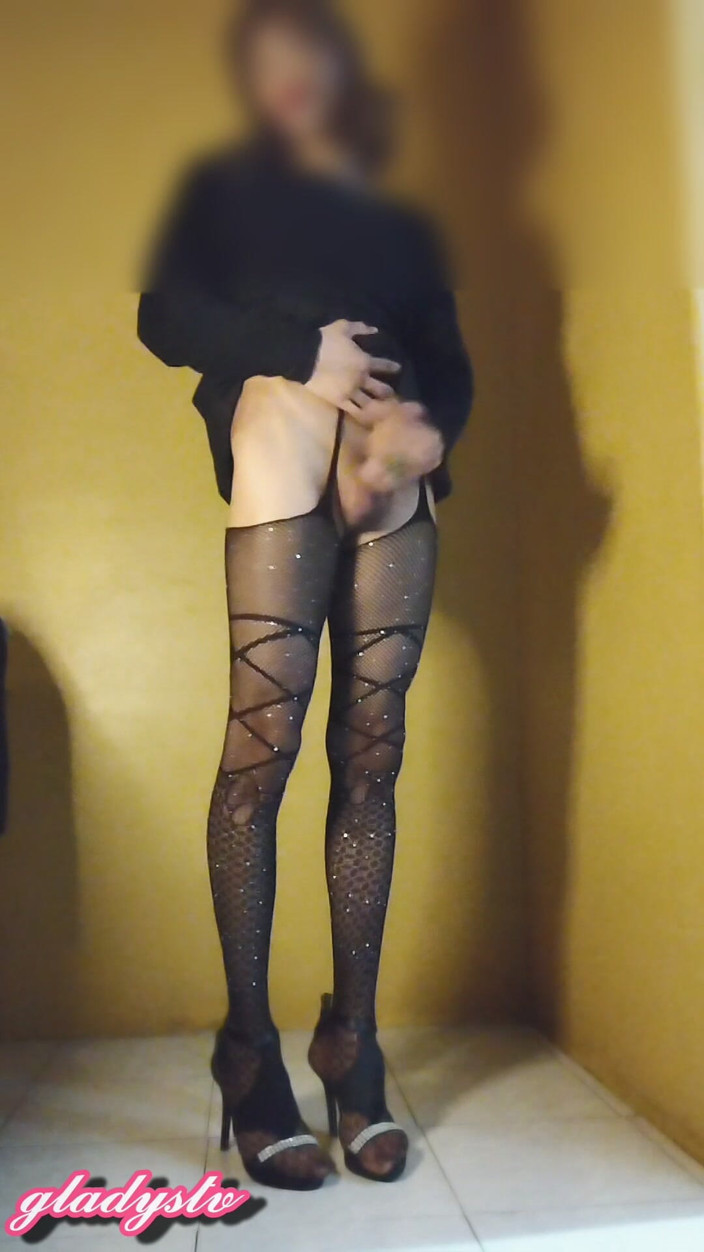 UpcomingCinnamon92: Une trans se masturbe avec des collants et des talons...