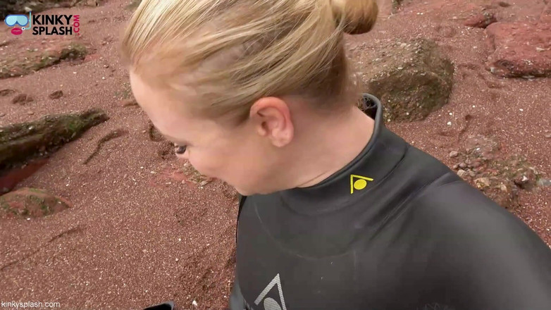 UKCuteGirl: Une géante de combinaison de plongée trouve un petit jouet à...