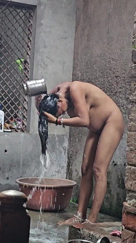 Indisches desi-dorf schönes mädchen beim baden