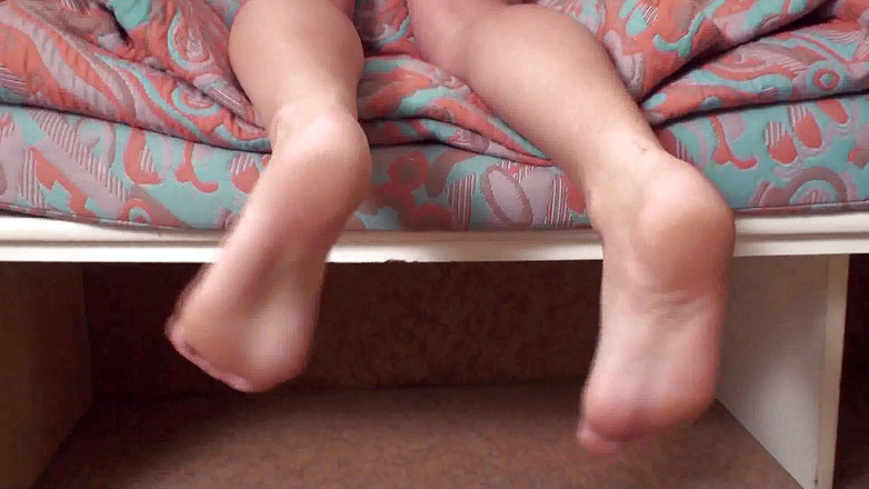 Foot Girls: 발에 따먹히는 빨간 란제리의 섹시한 십대