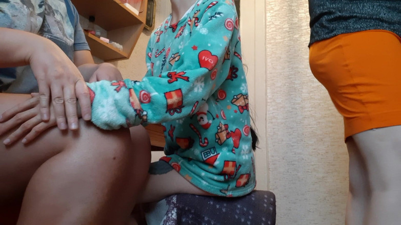 Lesbian-candys: Ми з дівчиною взаємно мастурбуємо на кухні, поки наша економка готує сніданок