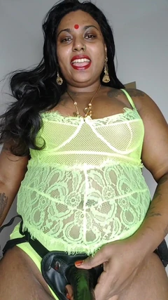 Evli kadın Ilaria zavallı beta kocasını sikiyor