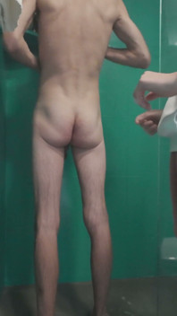 Nechal jsem svou nevlastní dceru umýt mého 9 palcovho ptáka, když se sprchuji