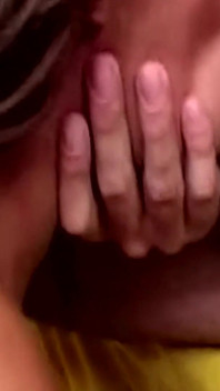 Sbavando deepthroat Queen gag su un cazzo palpitante