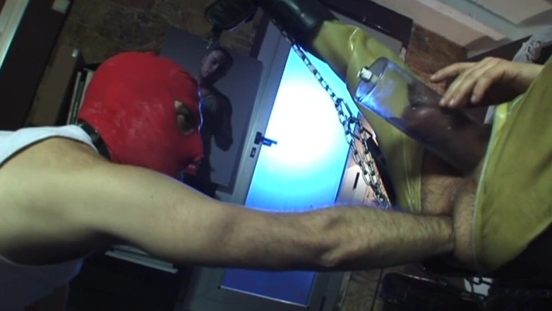 FETISH BDSM STUDIO: Puño follado en la trastienda con ropa de cuero