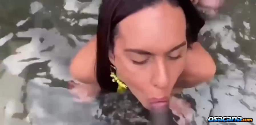 World Tranny: Suruba en la playa