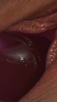 Calda ragazzina asiatica si masturba e si infila un dildo nel culo