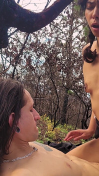 Fazendo sexo na floresta com um pau grande