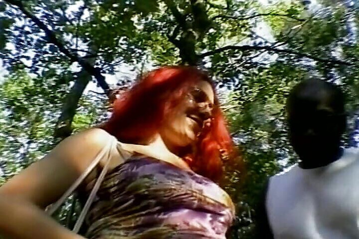 Filles Francaises: Ruiva puta da França recebe um trio na floresta