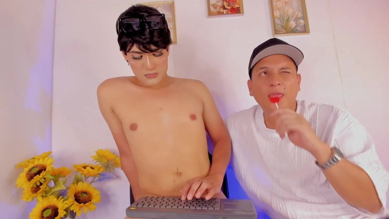 KenPrince: Cowok sange ini ngebiarkan sahabat abang tirimu lagi asik mainin...