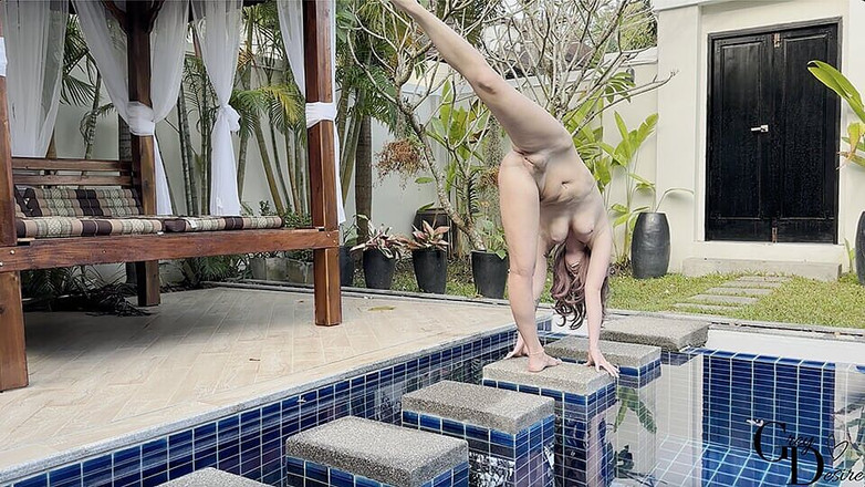 Grey Desire: Yoga nu : flux d’ouverture de la hanche - désir gris