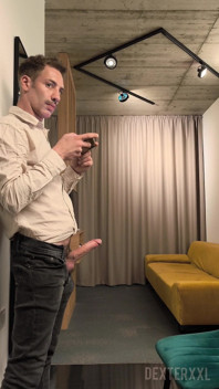 Thomas jovem amigo sexy é chupado do papai