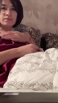 Azgın uyandım, boşalana kadar kendime dokunmaya başladım