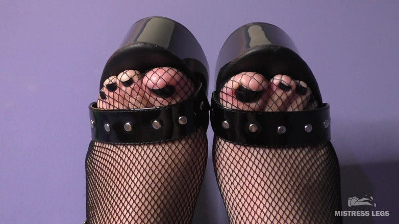 Mistress Legs: Sexy nohy a prsty na černých vysokých podpatcích a síťovaných punčochách