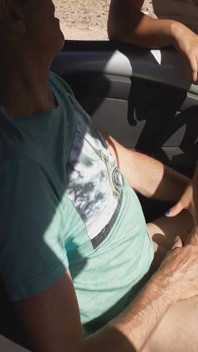 Onbekende tiener masturbeert me in mijn auto op straat