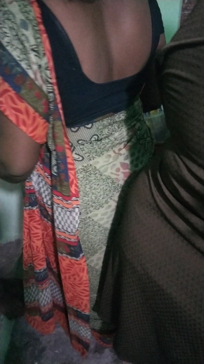 Tamil lesbian: 穿着纱丽服的新阿姨说话