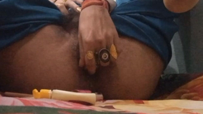 hornytrans: インドのクロスドレッサーがアナルにネイルペイントをディルドとして使う