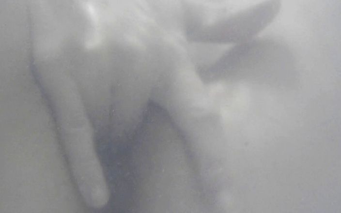Sitivintage: Masturberen in de badkuip close-up