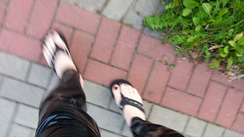 Heelex: Crossdressing in Latex leggings und Plateau-tangas
