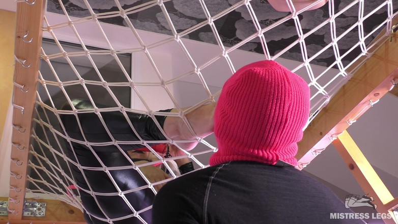 Mistress Legs: Uctívání bohyně v houpací síti, část 1 - POV sání prstu a služba...