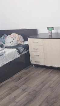Seksi evli kadın evde çıplak egzersiz yapıyor.