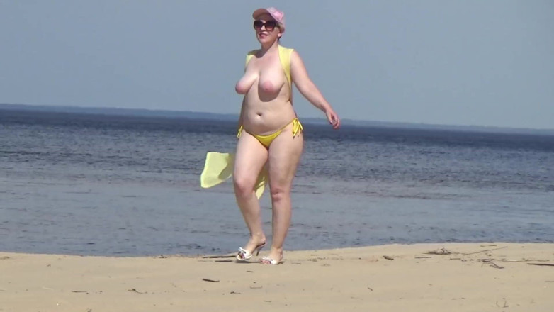 RedRoseRus: Wanita berair berjalan telanjang di pantai