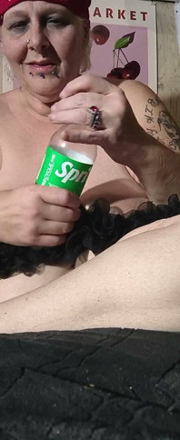 Che cosa fa lei con quella sprite? Scopando la sua figa così stretta