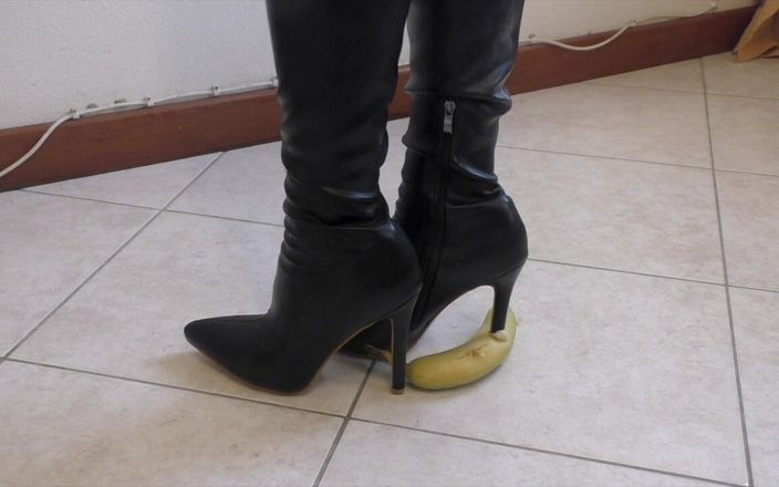 Mature cunt: Crashing banana with high heels boots