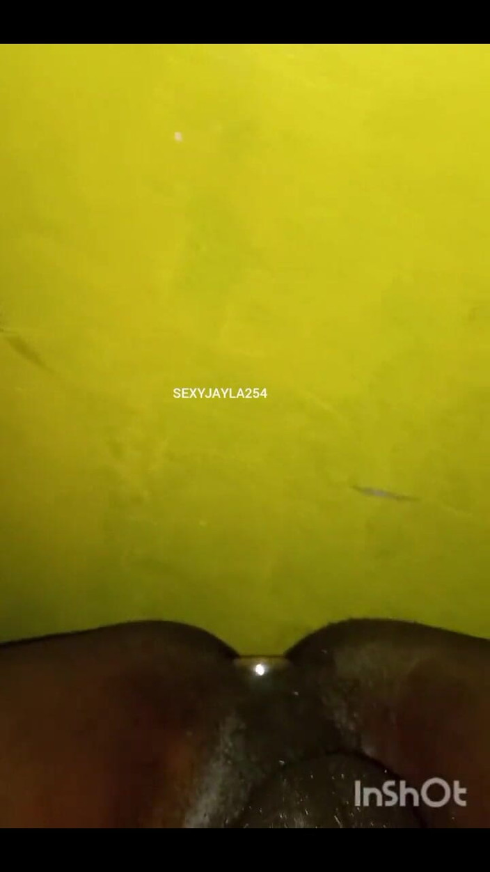 Sexyjayla254: Ragazzo paffuto si masturba mentre il giocattolo è nel suo buco...