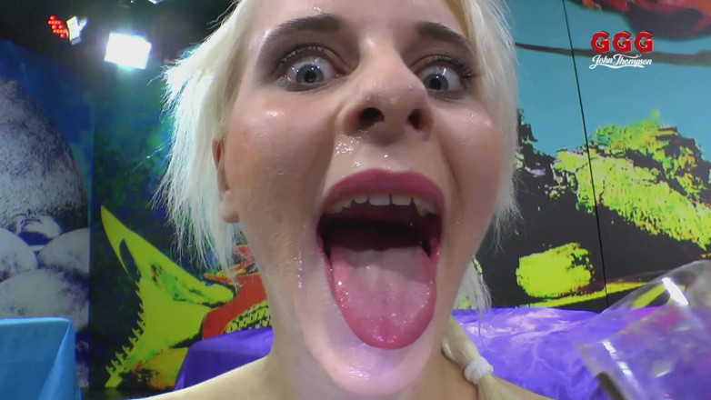 German Hardcore Gangbang: Pequena loira entra em interracial gangbang e bukkake