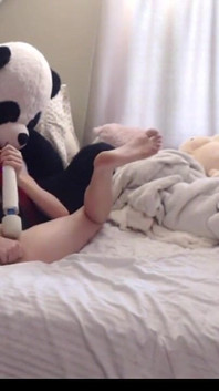 Elle n’a que 18 ans et est excitée comme il faut