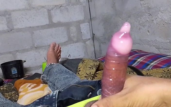 Banti: Het sexig gay pojke kondom onani