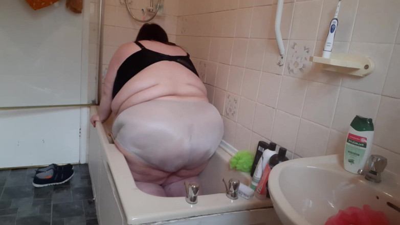 SSBBWLadyBrads: SSBBW bath time struggles nearly getting stuck