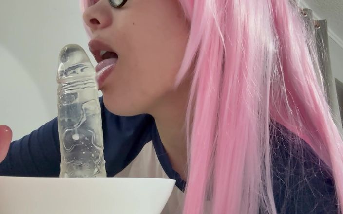 AmayaMori: Je suce un gode laiteux et beaucoup de lait pénètre...