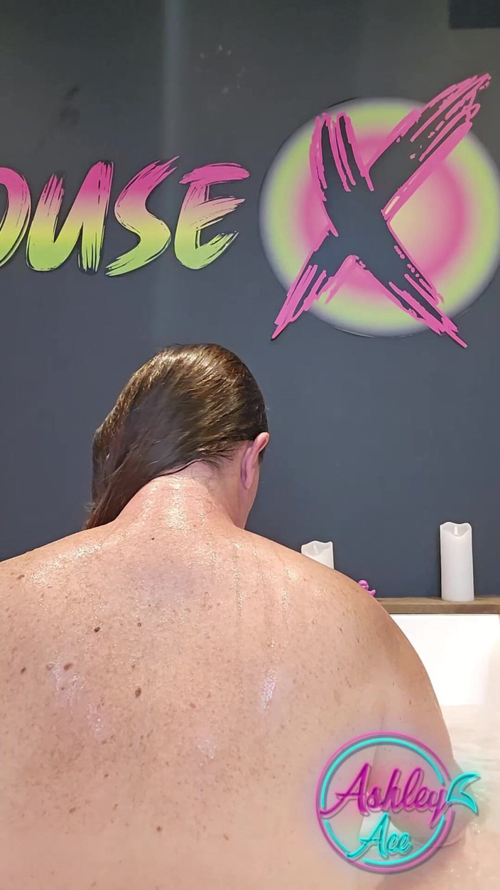 AshleyAce69: Ashley Turns Her Bath Hair Wash Into Toy Play