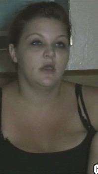 Une femme mature taille une pipe juteuse à un mec