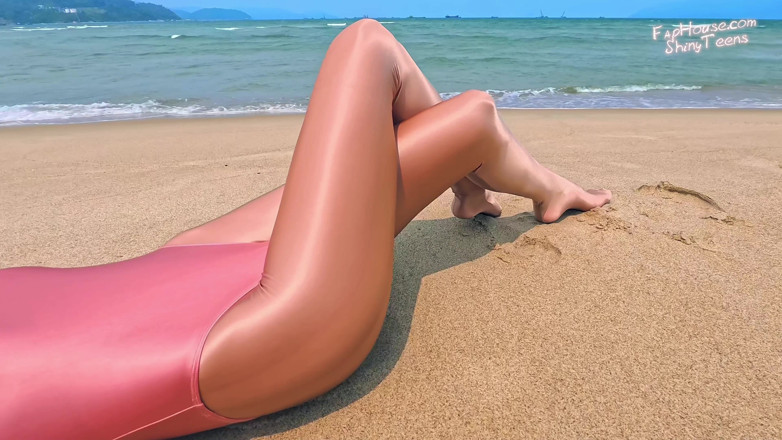 Shiny teens: 901 Lesklé zlaté spandex punčocháče a Leotard na pláži