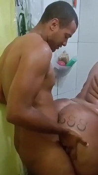 Digoda untuk mandi bersama-sama