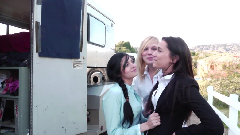 Delicious Girl Threesomes: พวกเธออยากเย็ดกันแต่ถูกสาวผมทองสุดเซ็กซี่มาร่วมสามคน