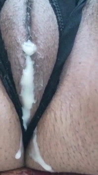 Vilken av dessa två styvsystrar har den mest svullna klitoris och läcker bitar av gammal jäsning sperma?