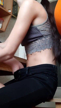 Mientras nuestra madrastra preparaba el desayuno, teníamos sexo arriesgado detrás de ella