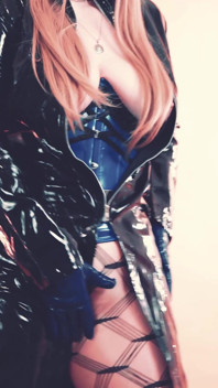 Brincando com buceta, doce milf adora meias e roupas de fetiche de pvc! Arya Grander