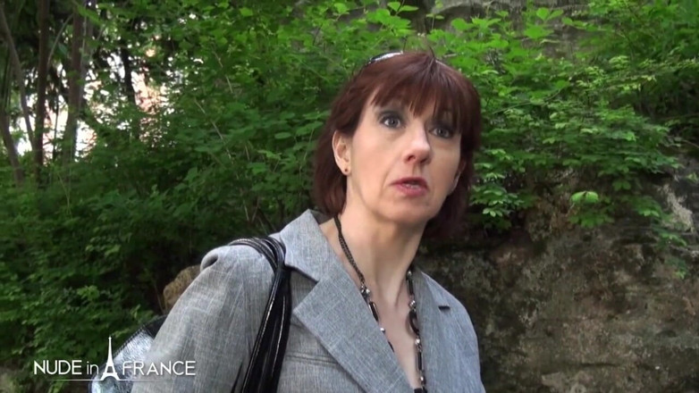 Nude in France: Agenta imobiliară matură lacomă este futută în cur pentru a vinde...
