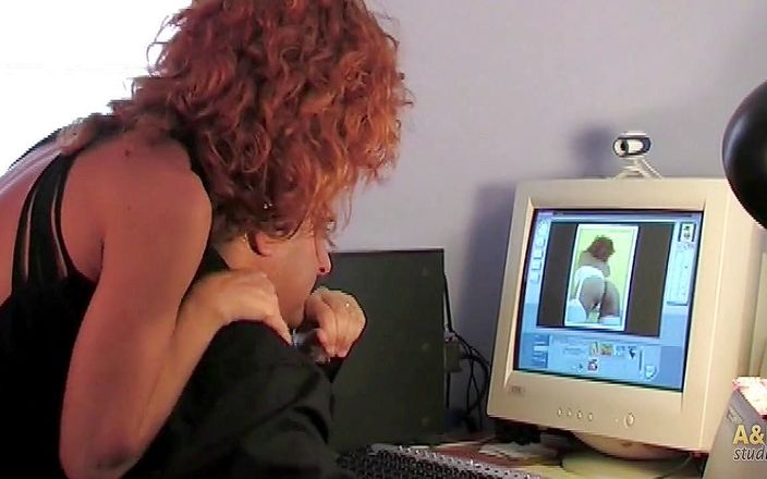 A&amp;M Studios: Ann은 개인용 컴퓨터를 어떻게 고칠까요? 젖탱이를 가지고 핑거링하는 핫한 십대