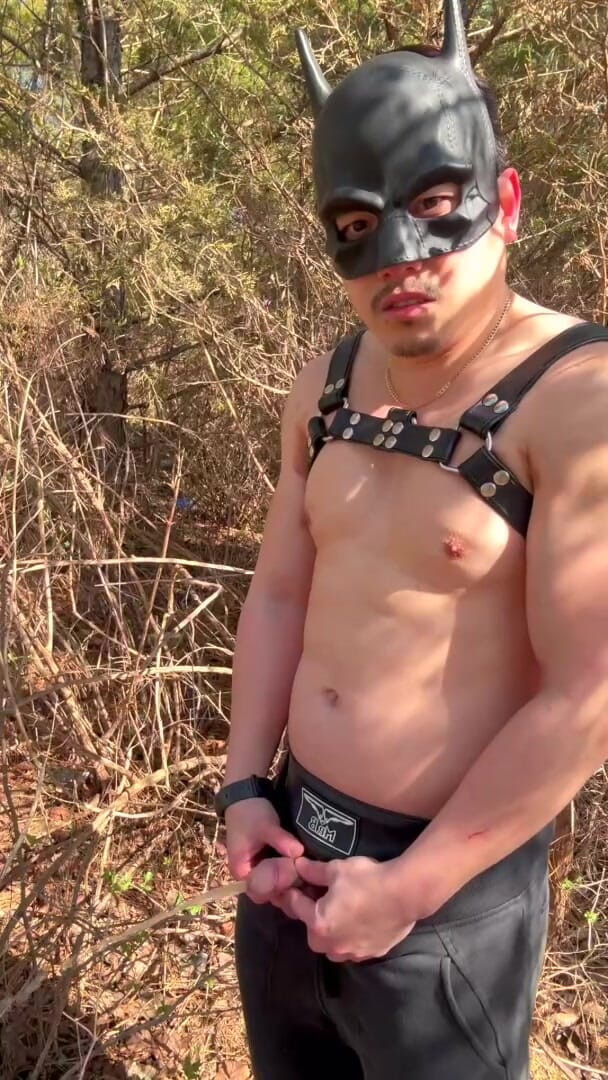 barenakedboy: Frysande vindar Asiatiska Muskel Hunk Pissar, Remsor till läder, jerks...