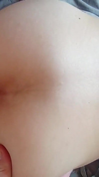 Une femme amateur se fait sodomiser par les deux trous