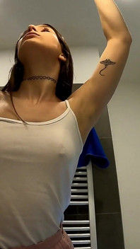 Une étudiante sexy et magnifique exhibe sa chatte charnue sous sa mini-jupe et montre son cul nu
