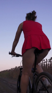 Una calda cavalcata in bicicletta sotto la gonna adorazione del culo