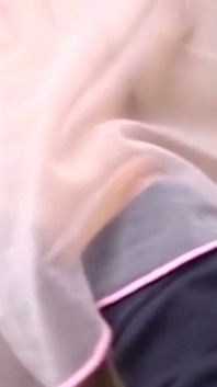Młoda żona bierze grube dildo głęboko w dupę