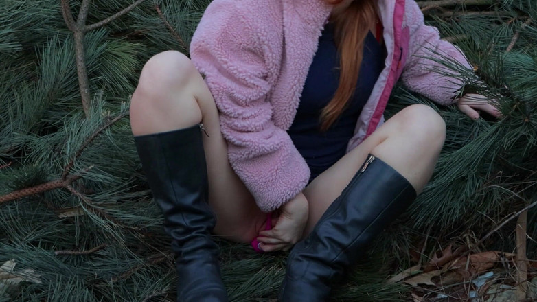 AnnaHomeMix: 我躲在公园里自慰我的阴户，并获得凉爽的高潮。Annahomemix